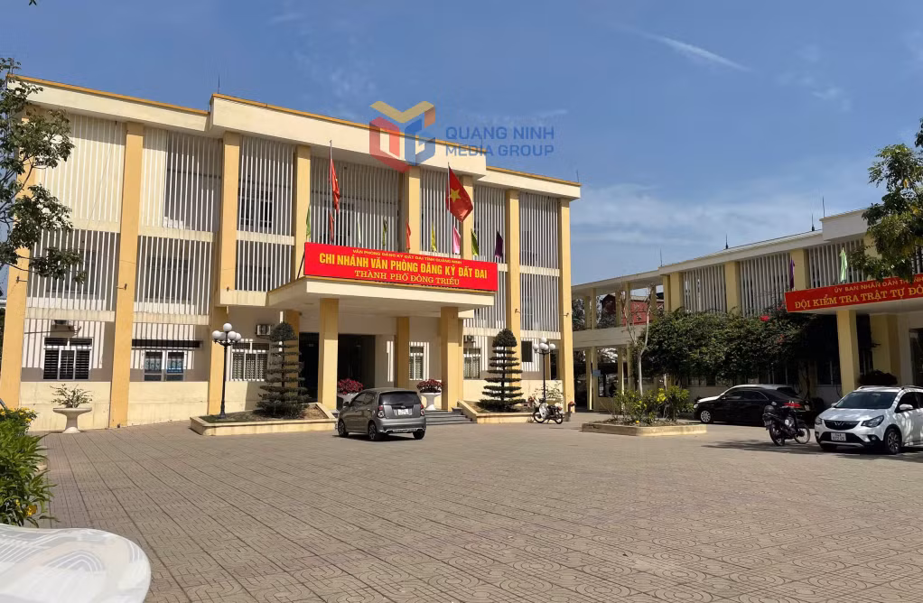 Trụ sở UBND phường Đông Triều (cũ) nay được chuyển cho Chi nhánh văn phòng đăng ký đất đai và Đội kiểm tra trật tự đô thị thành phố sử dụng.