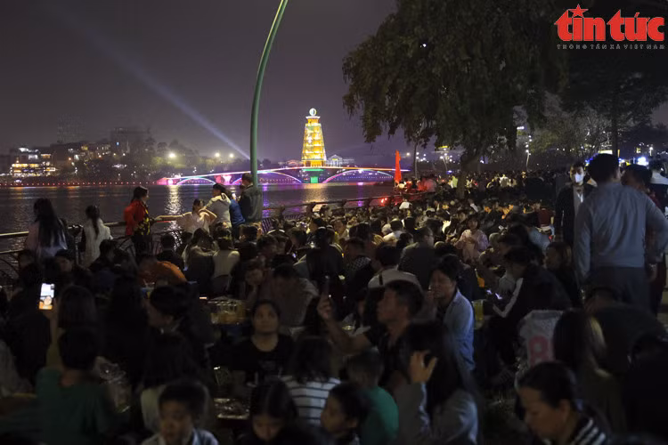 Toàn cảnh Công viên Văn Lang lung linh trong ánh sáng pháo hoa rực rỡ.