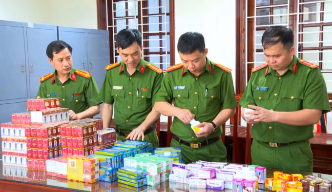 Thuốc giả được công an thu giữ. Ảnh: Lam Sơn