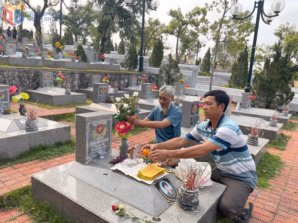 Thân nhân Anh hùng liệt sĩ thắp hương tưởng nhớ tại Nghĩa trang Liệt sĩ Hà Tu (TP Hạ Long).