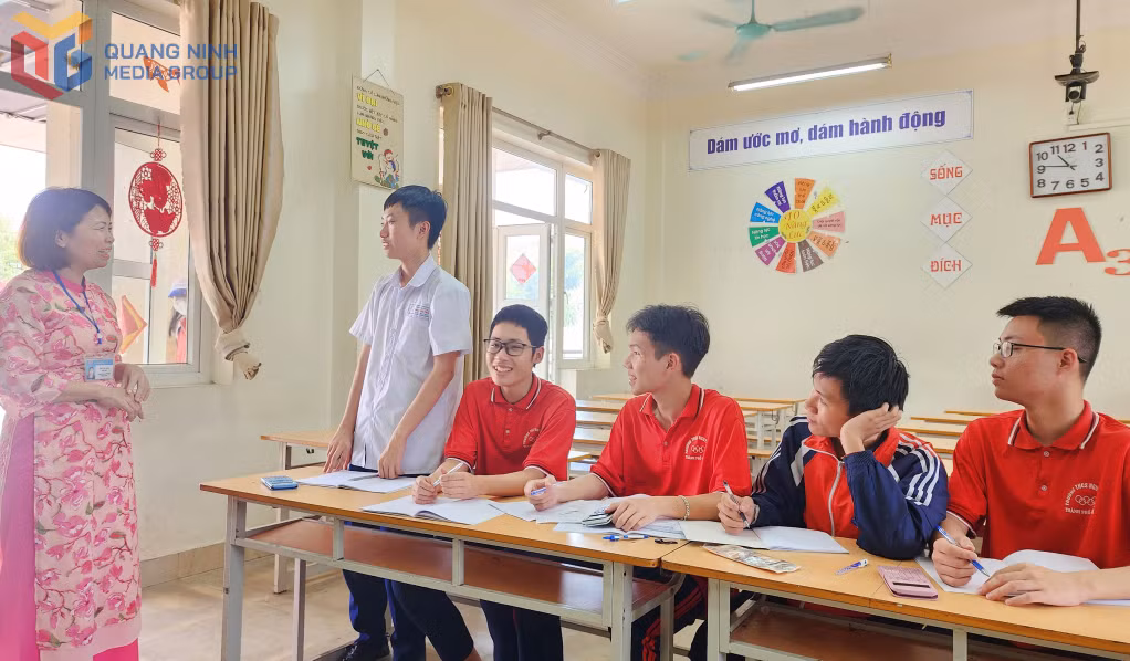 Minh Đức và các bạn trong lớp ôn luyện môn Toán tham dự kỳ thi chọn học sinh giỏi THCS cấp tỉnh năm học 2024-2025.