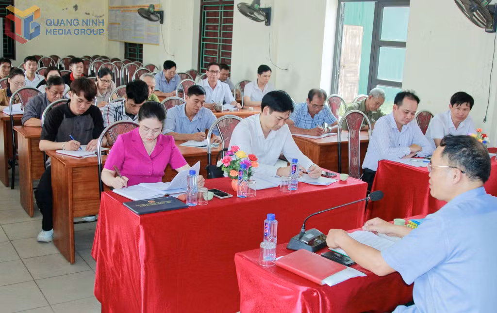 Với vai trò là Bí thư Chi bộ, Trưởng khu Bình Lục Hạ (phường Hồng Phong, TP Đông Triều), CCB Nguyễn Mạnh Ngát chủ trì họp sinh hoạt chi bộ có lãnh đạo Thành ủy TP Đông Triều dự năm 2024.