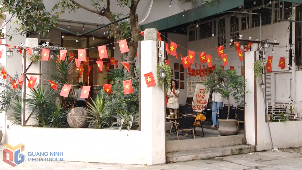 Nhiều quán cà phê trang trí các góc check-in, tạo điểm nhấn trong dịp lễ lớn, thu hút sự quan tâm của các bạn trẻ.