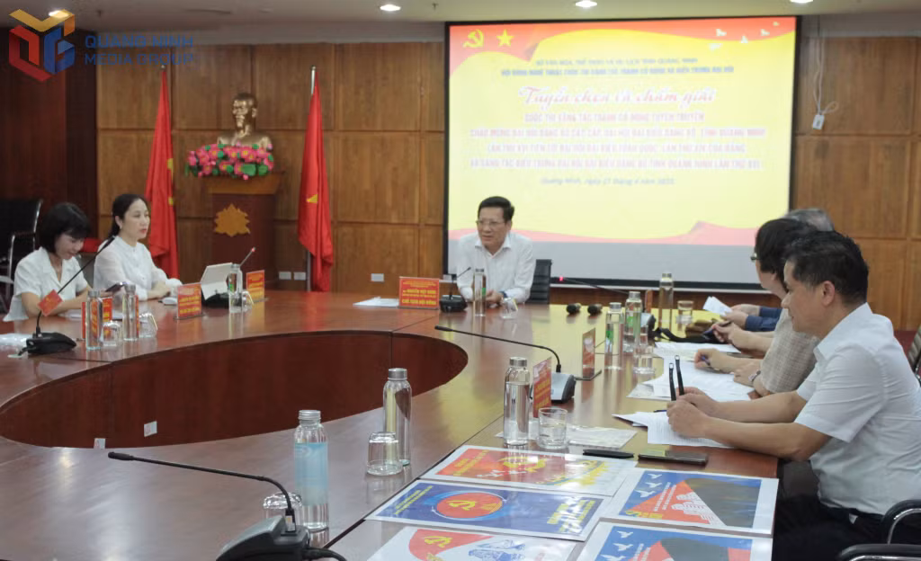 Hội đồng nghệ thuật họp thẩm định tác phẩm.