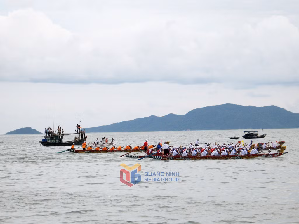 Đua thuyền trong lễ hội truyền thống Vân Đồn, tôn vinh chiến thắng của quân dân nhà Trần dưới sự chỉ huy của Trần Khánh Dư đã đánh tan đoàn thuyền lương của Trương Văn Hổ trên vùng biển Bái Tử Long năm 1288.