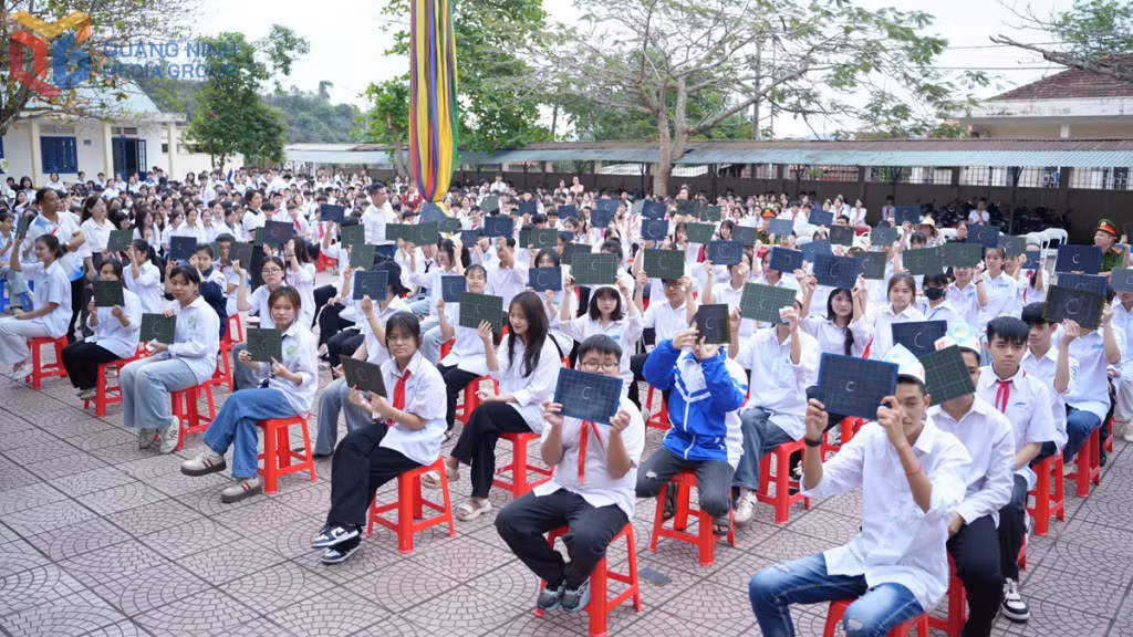 Các em học sinh tham gia trả lời câu hỏi trắc nghiệm tại hội thi.