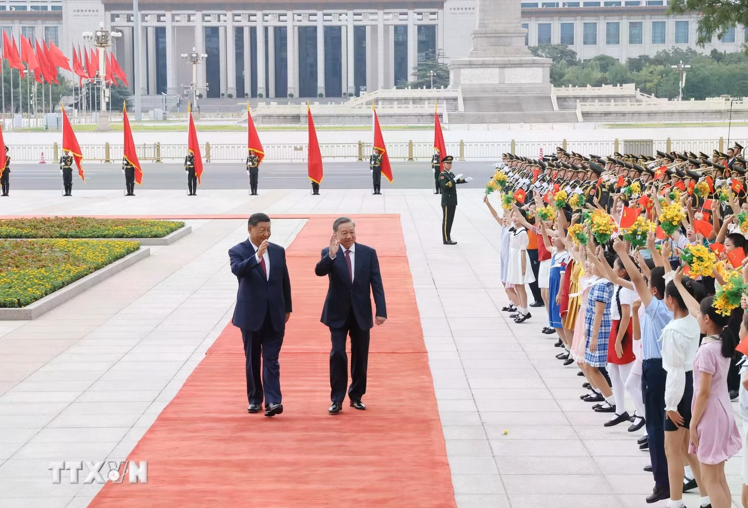 Sáng 19/8/2024, tại Thủ đô Bắc Kinh, Tổng Bí thư Ban Chấp hành Trung ương Đảng Cộng sản Trung Quốc, Chủ tịch nước Cộng hòa Nhân dân Trung Hoa Tập Cận Bình và Phu nhân chủ trì Lễ đón cấp Nhà nước Tổng Bí thư Ban Chấp hành Trung ương Đảng Cộng sản Việt Nam, Chủ tịch nước Cộng hòa xã hội chủ nghĩa Việt Nam Tô Lâm và Phu nhân thăm cấp Nhà nước tới Trung Quốc từ ngày 18 đến ngày 20/8/2024. (Ảnh: Trí Dũng/TTXVN)