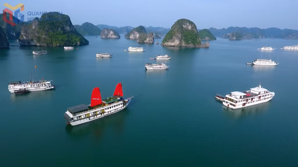 Các tàu du lịch chở khách trên vịnh Hạ Long đều được lắp đặt thiết bị giám sát hành trình GPS để đảm bảo chạy đúng luồng, tuyến.