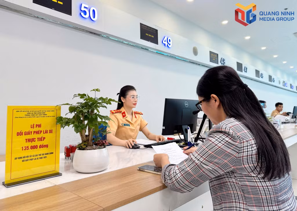 Công dân làm thủ tục cấp đổi GPLX tại Trung tâm phục vụ hành chính công tỉnh.