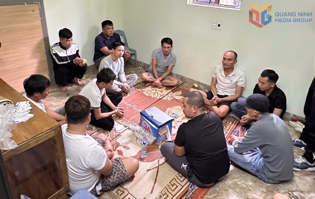 Phòng Cảnh sát hình sự bắt quả tang 11 đối tượng với hành vi đánh bạc.