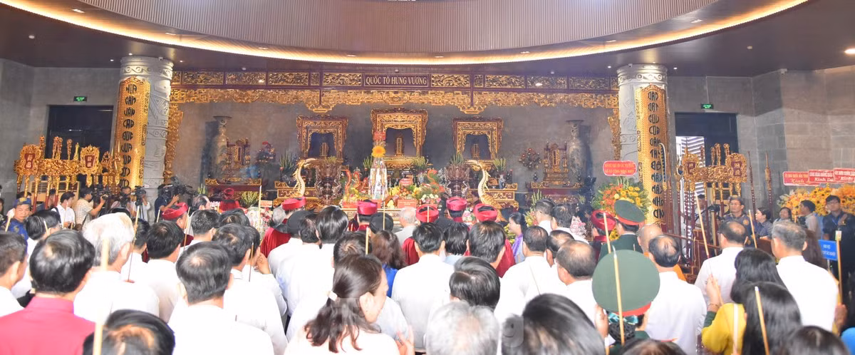 Trong không khí trang nghiêm của ngày Giỗ Tổ, với lòng nhớ ơn sâu sắc đối với tổ tiên đã có công dựng nước và giữ nước, Đảng bộ, Chính quyền, Quân và Dân thành phố Cần Thơ tri ân, kính cáo trước anh linh Quốc Tổ, nguyện đồng lòng phát huy những thành quả đã đạt được, nối tiếp truyền thống qua bao thế hệ thời gian qua.
