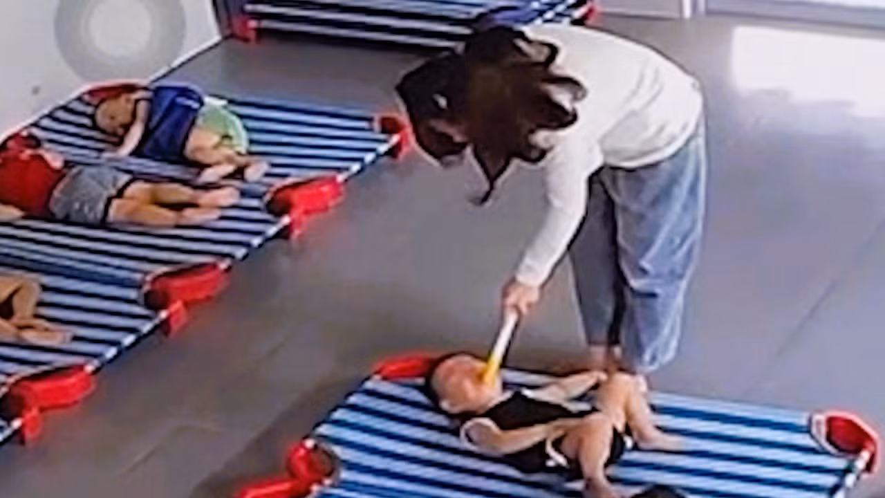 Hình ảnh bảo mẫu đánh đập, nhét vật cứng vào miệng trẻ 20 tháng tuổi ở Quảng Nam, khiến dư luận phẫn nộ. Ảnh cắt từ clip. Nguồn: Thùy Tân