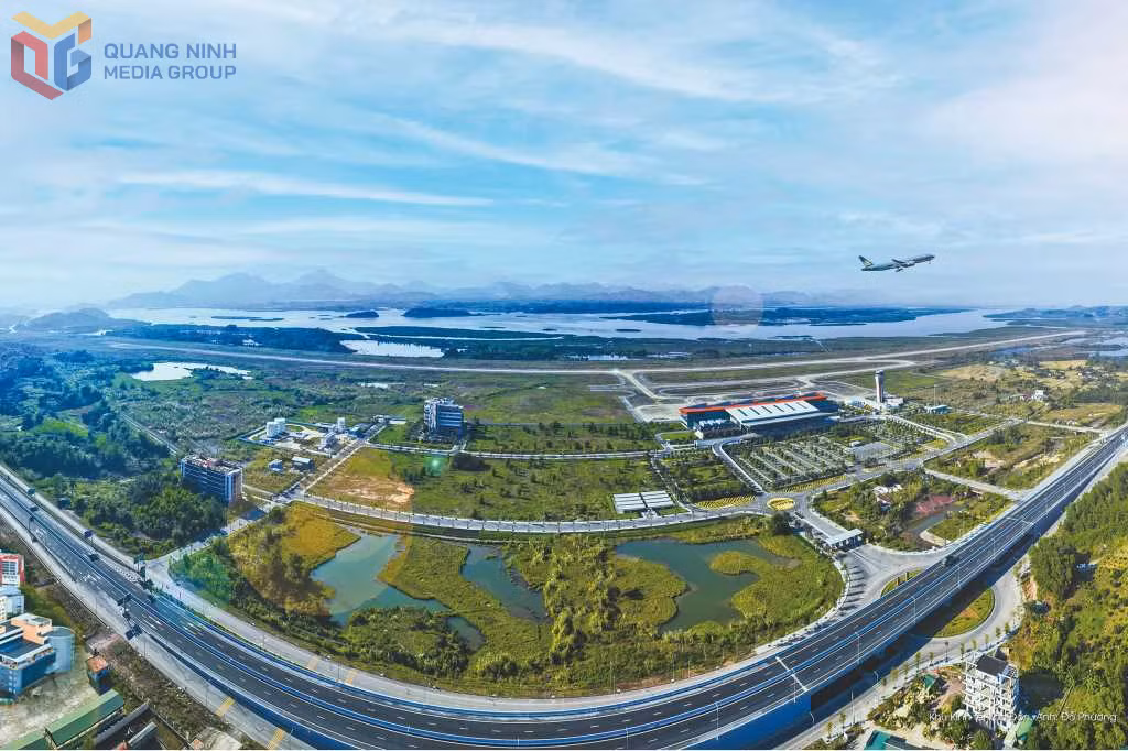 Đường cao tốc Vân Đồn - Móng Cái nhìn từ trên cao.