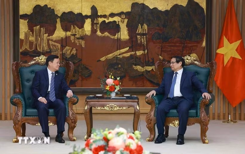 Thủ tướng Phạm Minh Chính tiếp ông Hà Đông Phong, Chủ tịch Tập đoàn Máy bay thương mại Trung Quốc (COMAC). (Ảnh: Dương Giang/TTXVN)