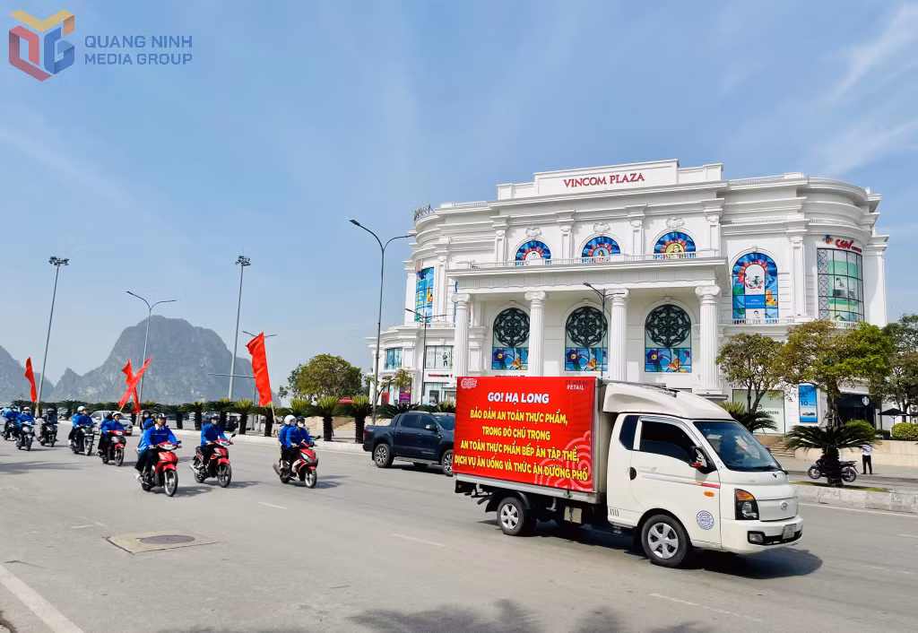 Lực lượng chức năng và đoàn viên thanh niên TP Hạ Long diễu hành, tuyên truyền về ATTP trên các tuyến đường phố chính của TP Hạ Long