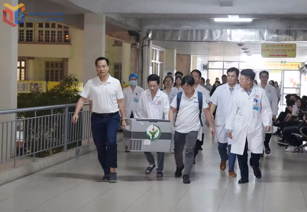 Thận được các chuyên gia, y, bác sĩ vận chuyển vào phòng mổ của Bệnh viện Đa khoa tỉnh.