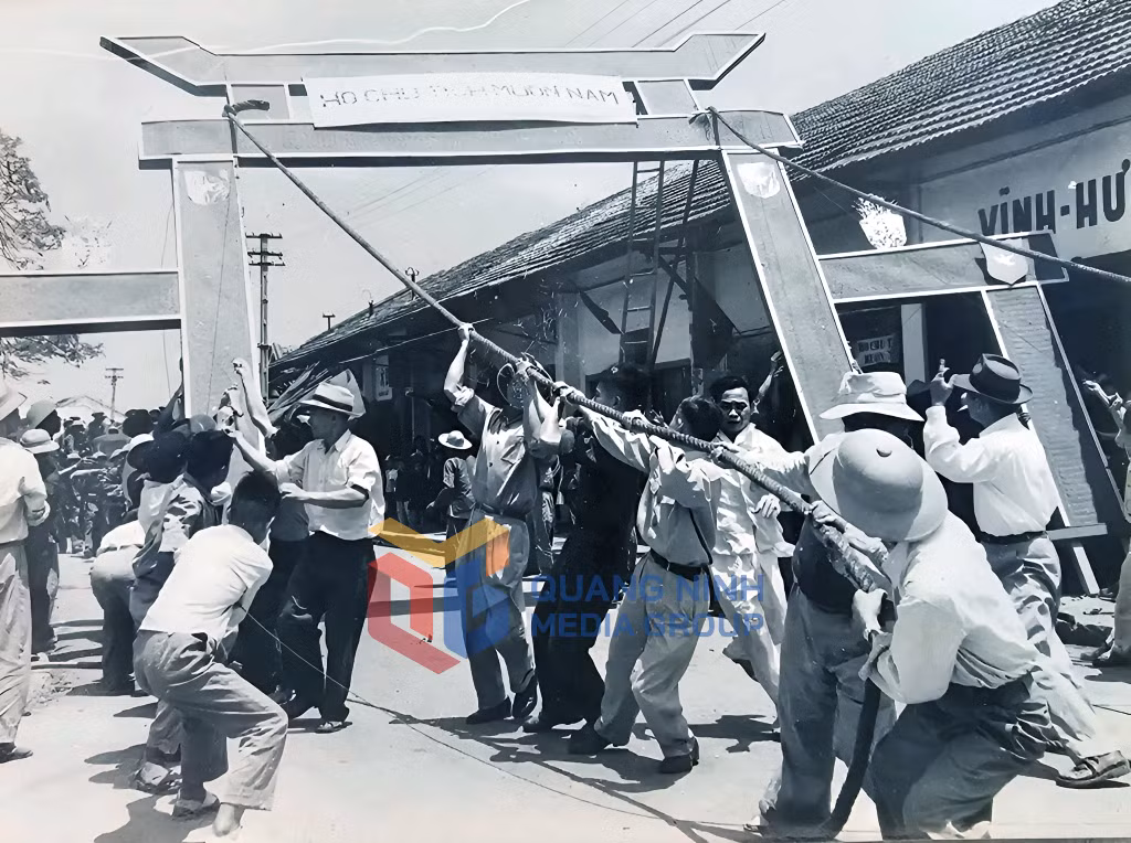 Nhân dân thị xã Hòn Gai dựng cổng chào đón bộ đội vào tiếp quản. Ảnh: Tư liệu