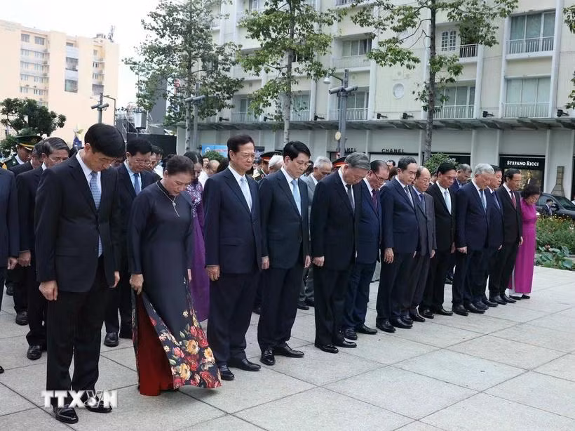 Các đồng chí lãnh đạo, nguyên lãnh đạo Đảng Nhà nước thành kính tưởng niệm Chủ tịch Hồ Chí Minh tại Công viên Tượng đài Bác Hồ (Quận 1, Hồ Chí Minh). (Ảnh: Thống Nhất/TTXVN)