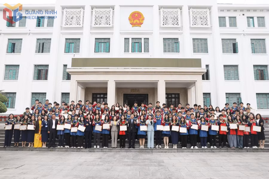 Lãnh đạo tỉnh Quảng Ninh cùng thầy cô và các em học sinh giỏi quốc gia năm học 2024-2025 chụp ảnh kỷ niệm.