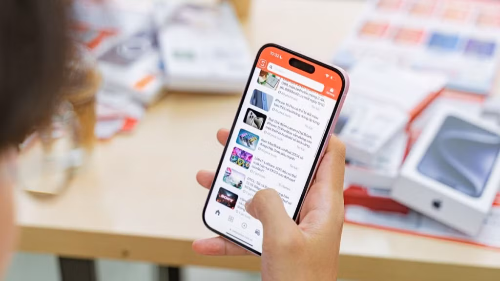Cả hai chiếc iPhone 15 bản thường và Plus đều sở hữu công nghệ Super Retina XDR OLED.