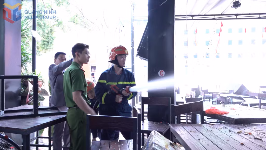 Lực lượng chức năng dập tắt đám cháy nổ khí gas.