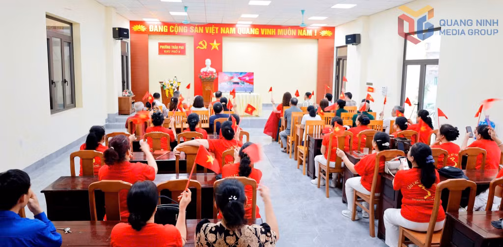 Cán bộ, đảng viên, nhân dân phường Trần Phú, Móng Cái cũng rộn ràng không khí hướng về sự kiện trọng đại.