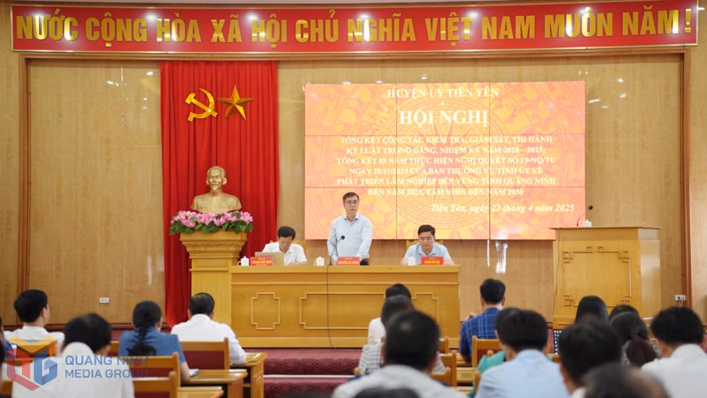 Lãnh đạo Huyện ủy Tiên Yên phát biểu tại hội nghị.