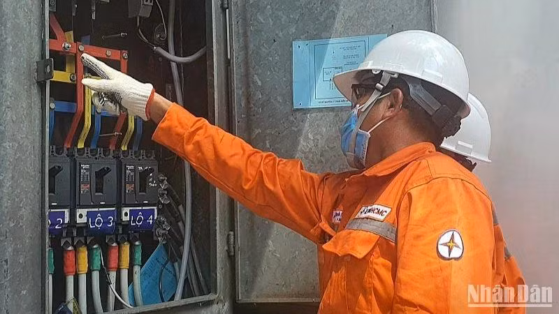 Công nhân Tổng Công ty Điện lực Thành phố Hồ Chí Minh. (Ảnh: nhandan.vn)