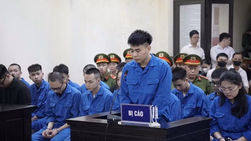 Bị cáo Nguyễn Tá Minh Khang (đứng).