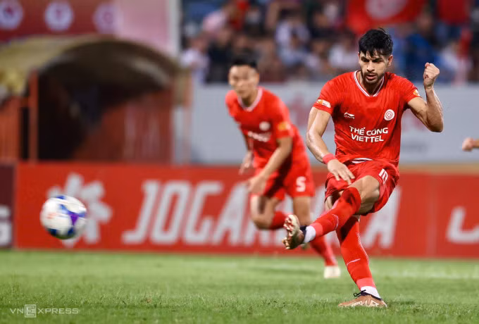 Pedro Henrique ghi bàn trên chấm phạt đền giúp Thể Công thắng SLNA 1-0 ở vòng 20 V-League 2024-2025. Ảnh: Hoàng Huynh
