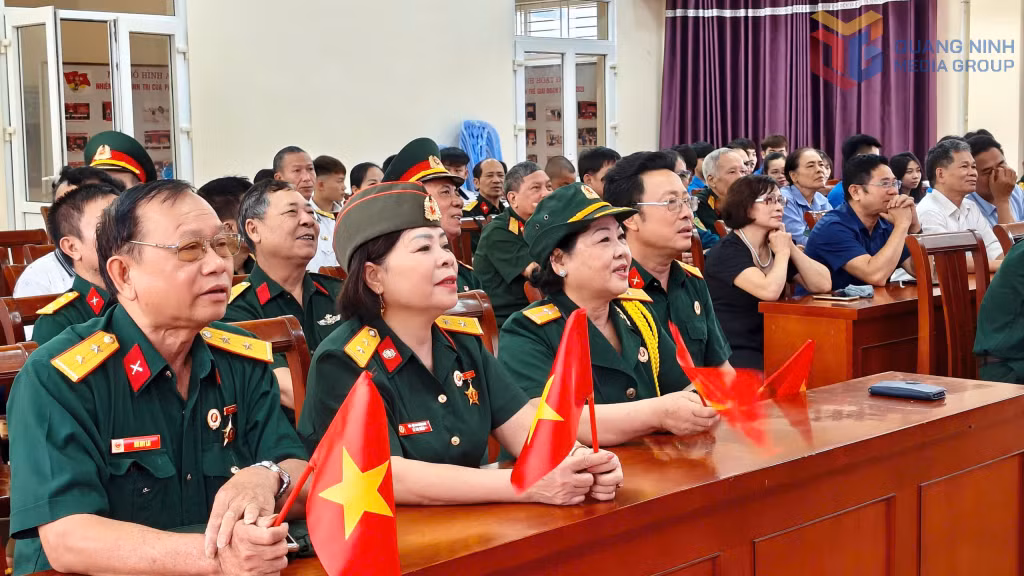 Những người CCB một thời anh dũng, không quản ngại gian khổ, xông pha, sẵn sàng hy sinh vì độc lập, tự do của Tổ quốc, nay đã được nở trên môi nụ cười rạng rỡ, vẫy cờ hoa mừng kỷ niệm 50 năm ngày độc lập, thống nhất Đất nước.