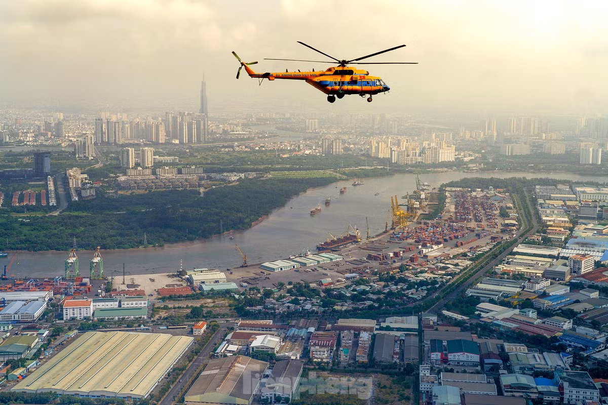 Cảng Sài Gòn buổi sáng sớm.