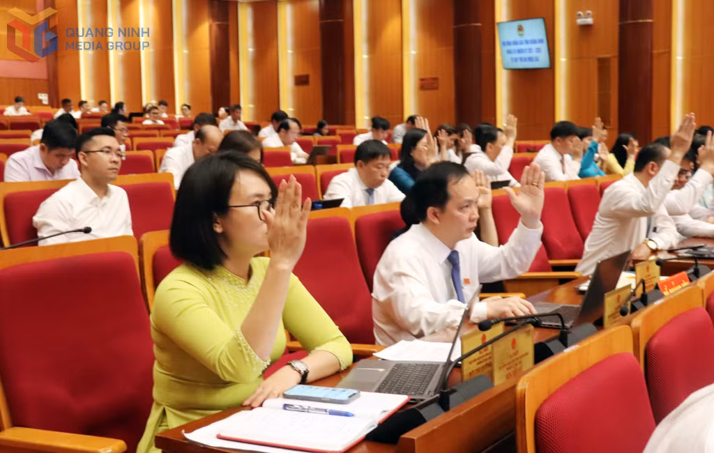 Các đại biểu HĐND tỉnh biểu quyết thông qua các Nghị quyết tại kỳ họp.