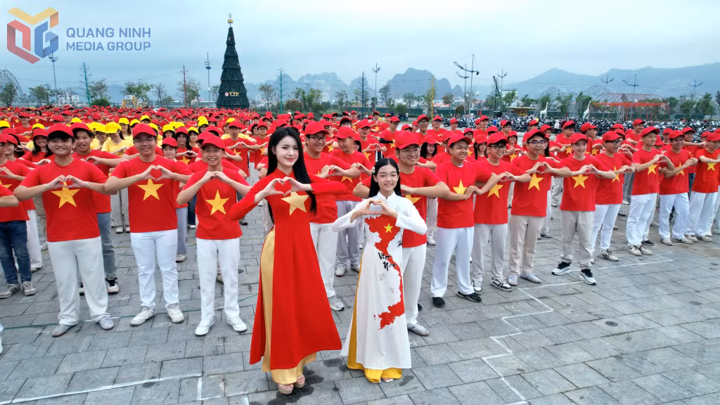 Hoa hậu Du lịch Việt Nam 2024 Phạm Thị Ngọc Quỳnh rạng rỡ cùng học sinh trường THPT Cẩm Phả tham dự sự kiện