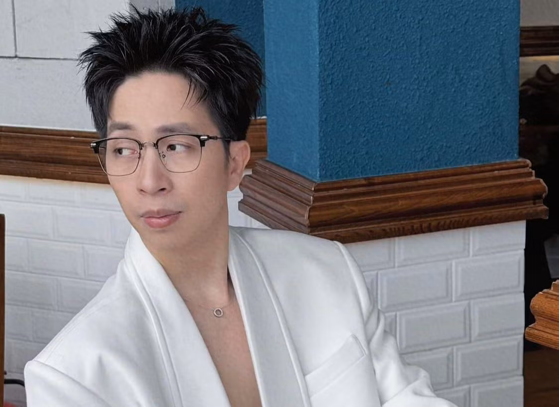 Streamer, nhạc sĩ ViruSs gây tranh cãi vì liên tục livestream phơi bày đời tư, kiếm tiền từ sự tò mò của khán giả.