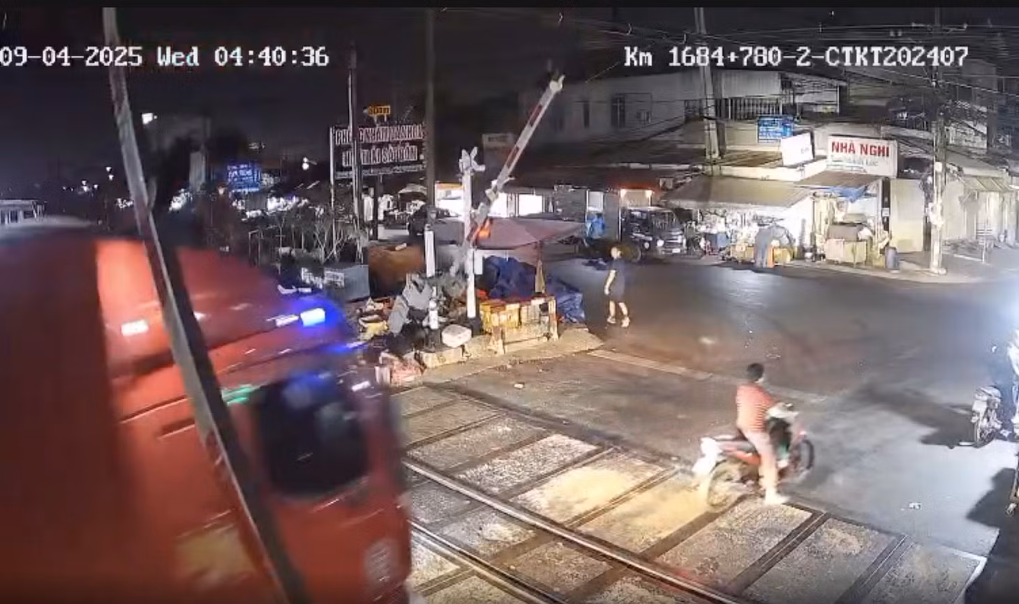 Vụ việc ô tô tải vượt ẩu qua đường ngang cảnh báo tự động khi tín hiệu cảnh báo có tàu đã bật, va vào cần chắn xảy ra vào sáng nay tại Trảng Bom (tỉnh Đồng Nai).