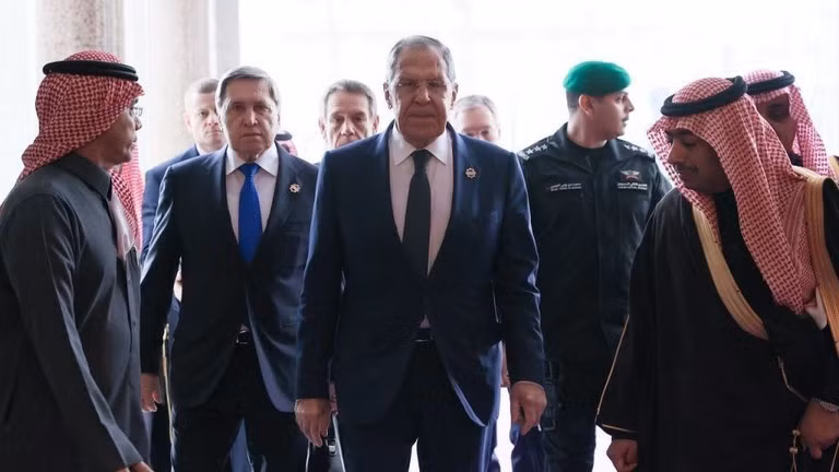 Trợ lý của Tổng thống Vladimir Putin, ông Yuri Ushakov và Ngoại trưởng Sergey Lavrov tại Riyadh, Saudi Arabia, ngày 18/2/2025. Ảnh: Anadolu/Getty Images