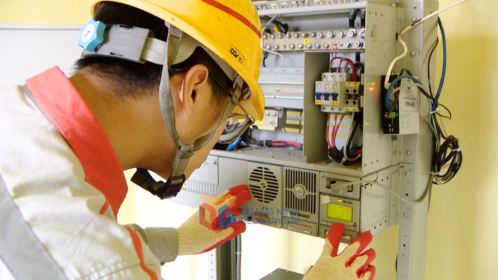 Cán bộ kỹ thuật Chi nhánh Công trình Viettel Quảng Ninh kiểm tra trạm BTS phường Hà Phong, TP Hạ Long.