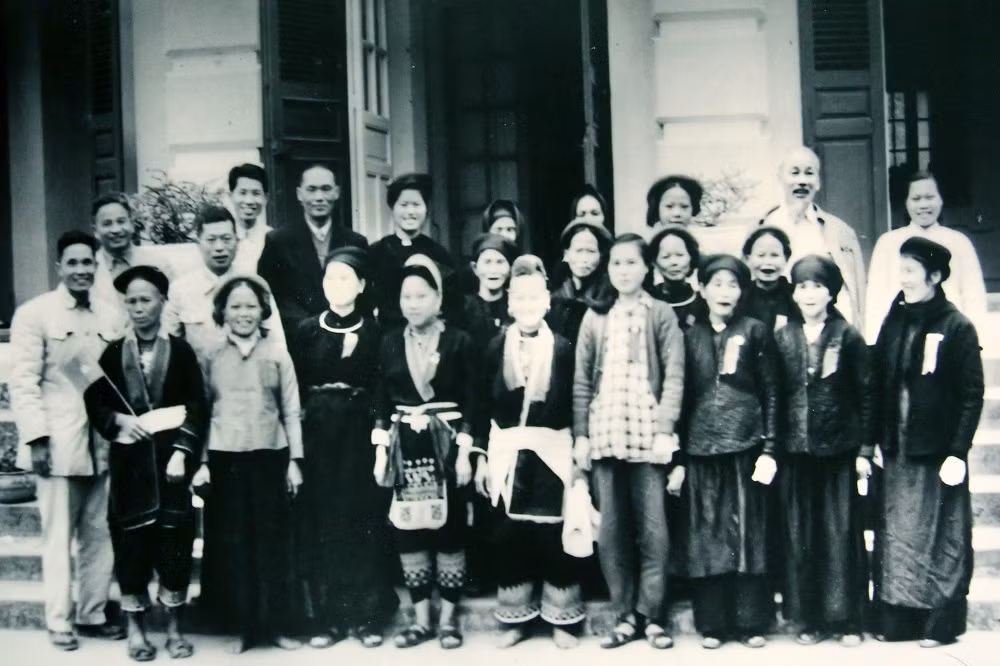 Chủ tịch Hồ Chí Minh chụp ảnh lưu niệm với các đại biểu dân tộc thiểu số tỉnh Hải Ninh ngày 20/2/1960.