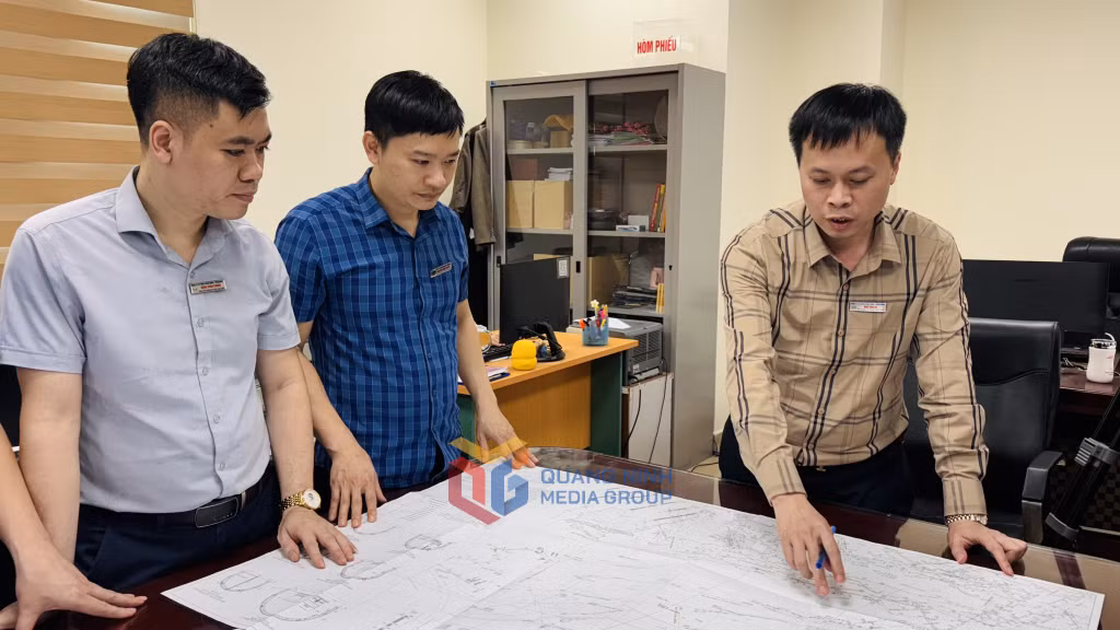 Lãnh đạo Phòng KCM, Công ty Than Vàng Danh trao đổi phương án sản xuất trên bản vẽ kỹ thuật.