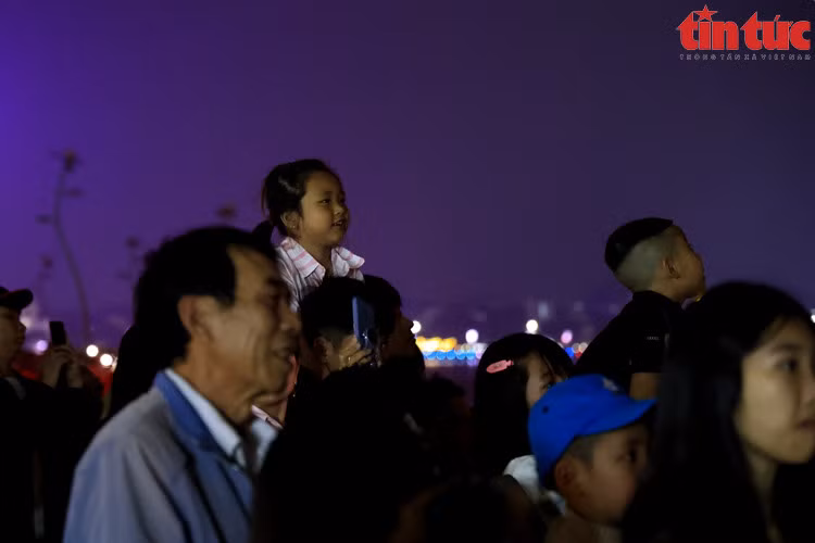 Trẻ em thích thú với sắc màu lung linh của màn trình diễn pháo hoa.