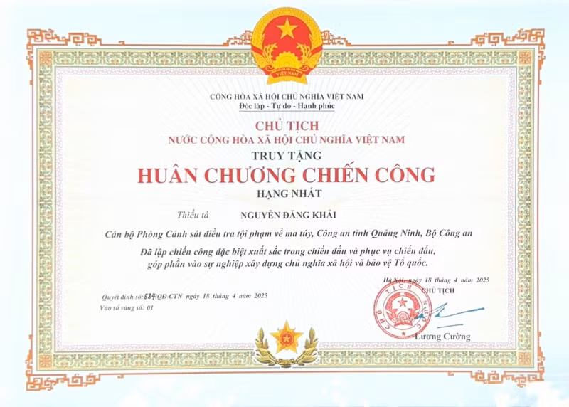 Chủ tịch nước Lương Cường truy tặng Huân chương Chiến công hạng Nhất cho Thiếu tá Nguyễn Đăng Khải.