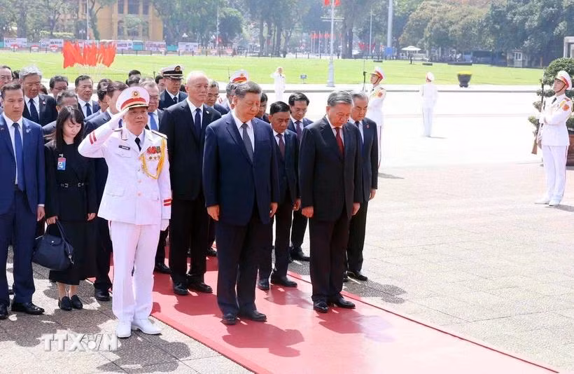 Tổng Bí thư, Chủ tịch nước Trung Quốc Tập Cận Bình cùng các đại biểu thành kính tưởng nhớ Chủ tịch Hồ Chí Minh. (Ảnh: Phạm Kiên/TTXVN)