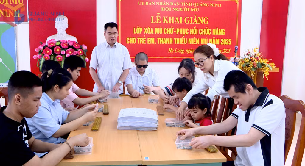 Ngay sau lễ khai giảng, các em được thầy giáo hướng dẫn cách nhận diện và sử dụng bảng chữ nổi.