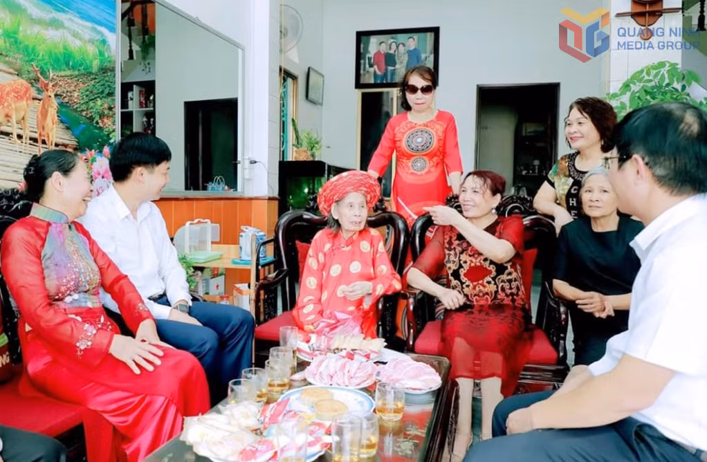 Lãnh đạo TP Đông Triều mừng thọ cho NCT dịp đầu năm mới 2025 thể hiện nét đẹp văn hóa truyền thống của dân tộc Việt Nam.