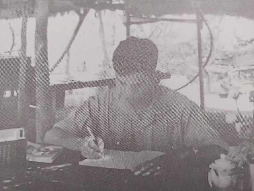 Ông Nguyễn Văn Đạt viết nhật ký ở chiến trường năm 1973.