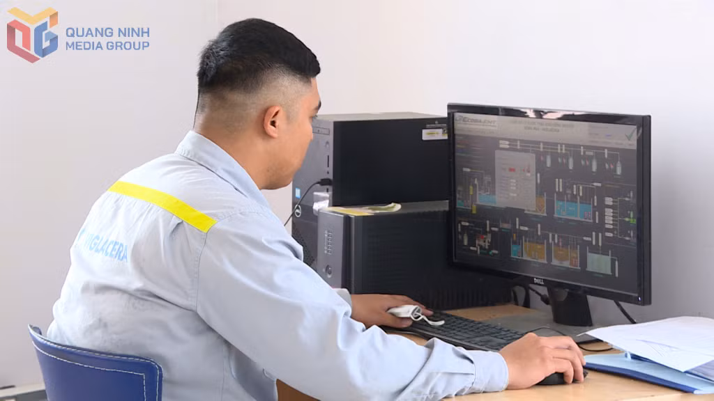 Nhân viên kỹ thuật Trạm xử lý nước thải KCN Đông Mai vận hành hệ thống quan trắc và xử lý nước thải tự động tại trung tâm điều khiển. Ảnh: Lê Nam