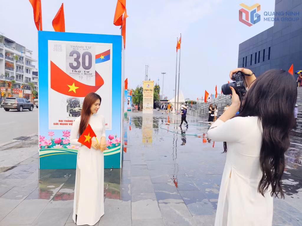 Trong không khí rộn ràng, người dân tranh thủ lưu giữ những tấm hình kỷ niệm trong ngày lễ lớn của đất nước. Trong ảnh: Người dân chụp ảnh tại các pano, cụm mô hình tại Quảng trường 30/10.