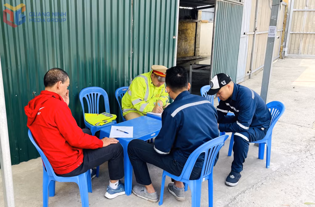 Cùng với việc xử phạt hành chính, lực lượng chức năng cũng tuyên truyền và yêu cầu chủ phương tiện, tài xế điều khiển các phương tiện vi phạm kích thước thành thùng, hết hạn kiểm định cam kết không tái phạm.