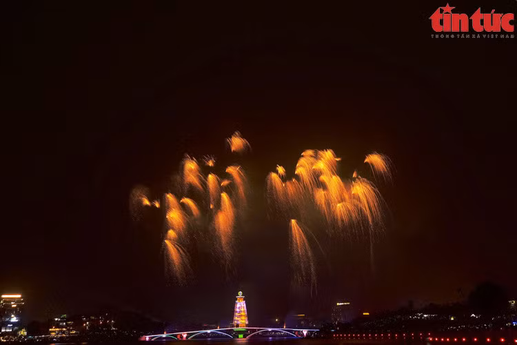 Khoảnh khắc pháo hoa bung nở rực sáng, tạo nên không khí lễ hội sôi động tại vùng Đất Tổ.